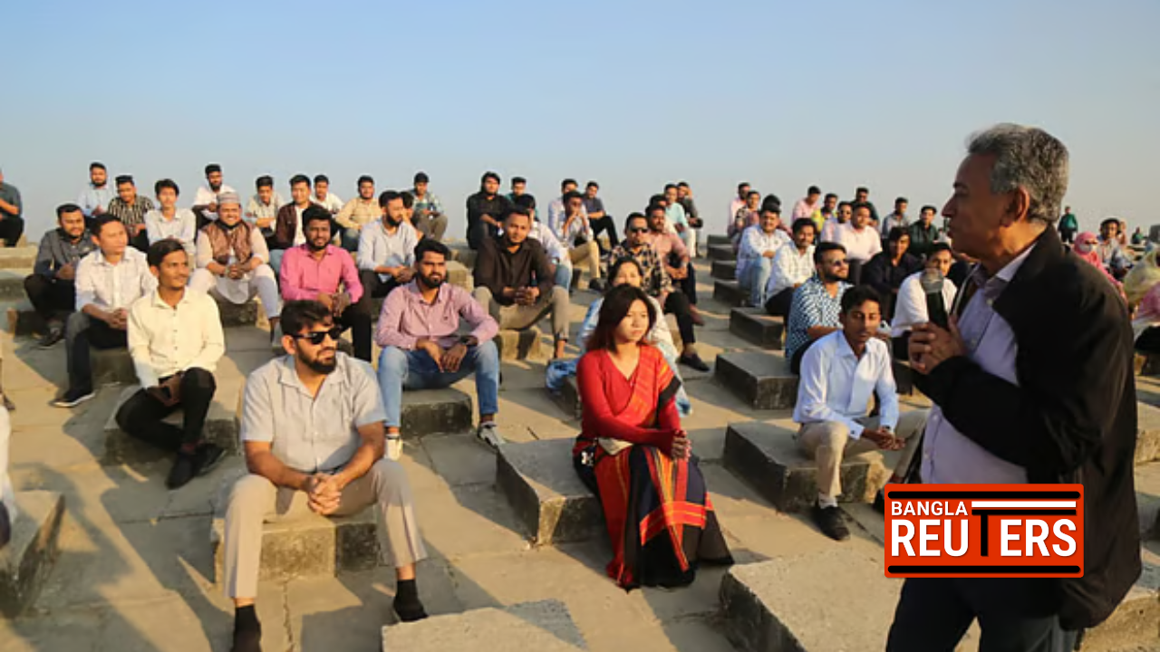 পতেঙ্গা সৈকতে তারুণ্যের সুরে আমীর খসরু