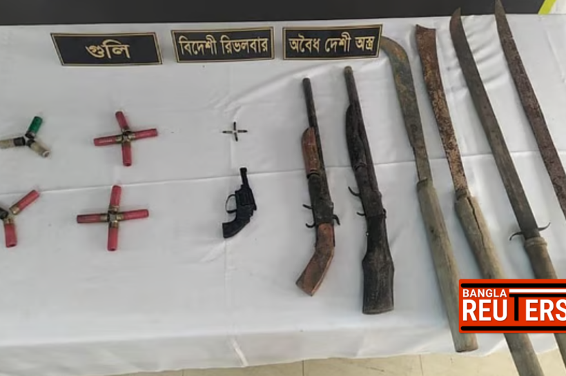 বাঁশখালীর জনপদে র‌্যাবের শ্বাসরুদ্ধকর অভিযান: বস্তাভর্তি আগ্নেয়াস্ত্র ও রামদা উদ্ধার, সটকে পড়ল দুর্বৃত্তরা